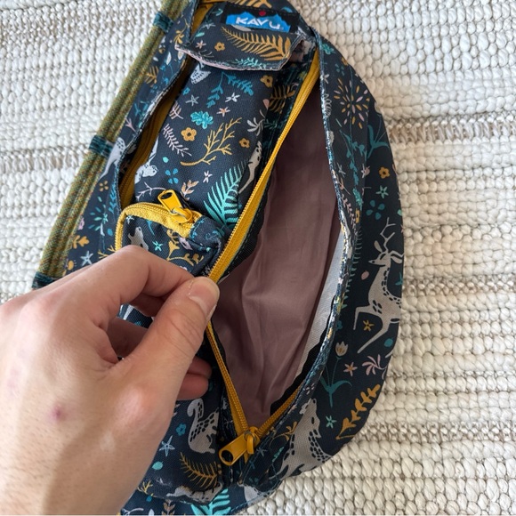 KAVU Crossbody Rope Sling Womens Blue Animal Print Pink Lining Purse Hiking - Picture 9 of 14